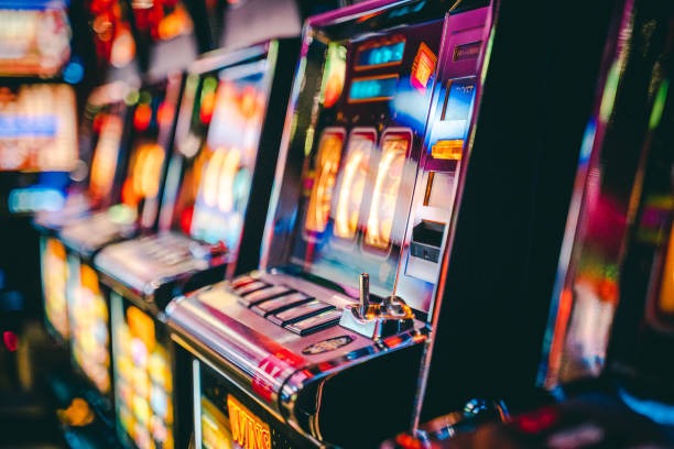 mimitoto mobile app showing live table and slot games